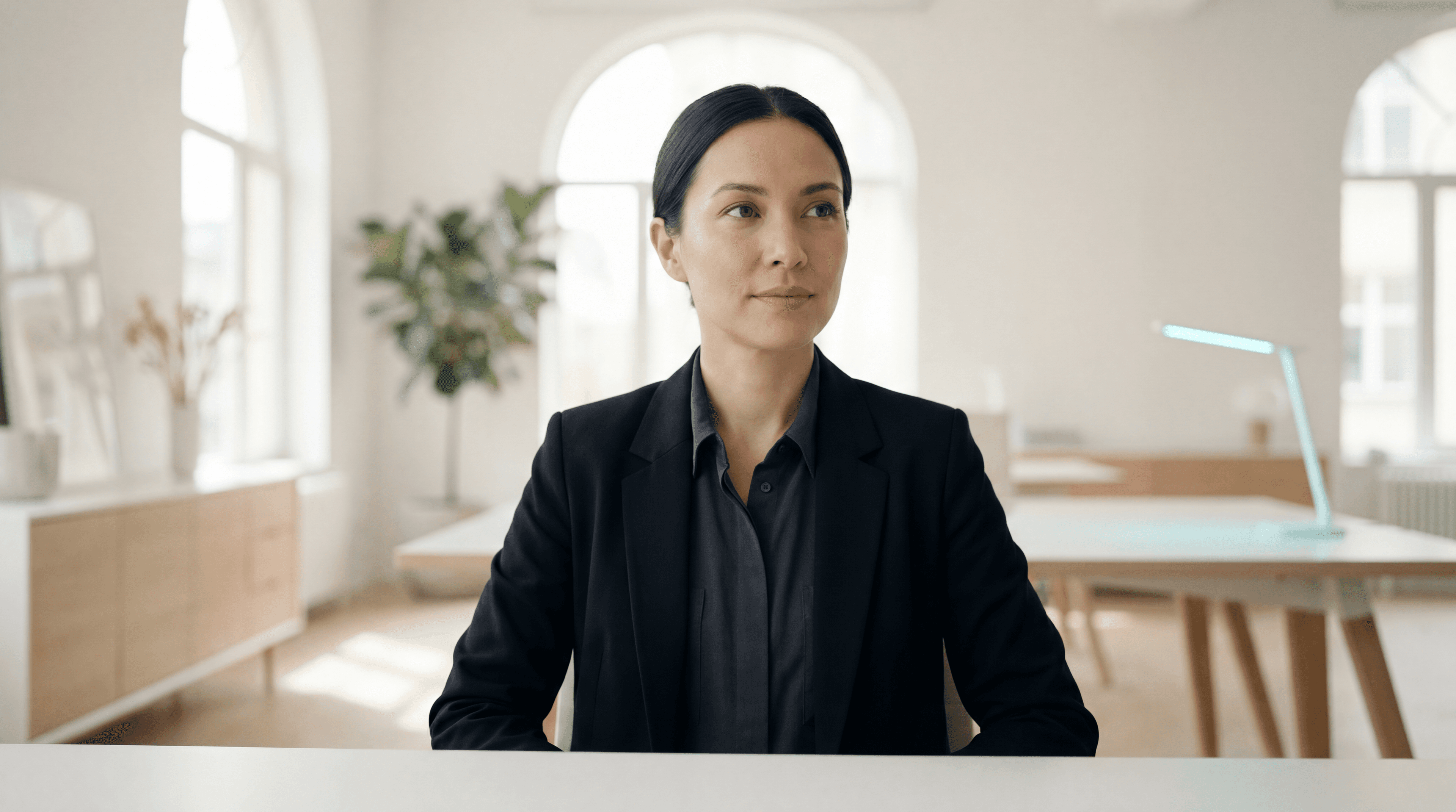 Un collaborateur debout face à la lumière — de la faille à la force